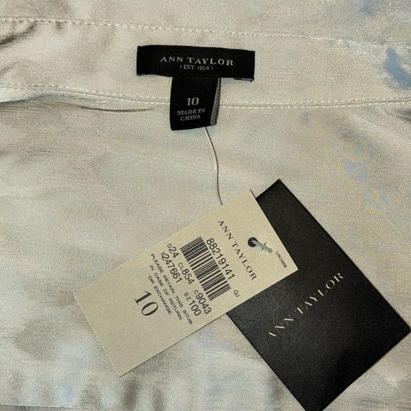 ANN TAYLOR leopard silver/white satin top, wrap front, collar, wide sash 10 - Picture 12 of 17